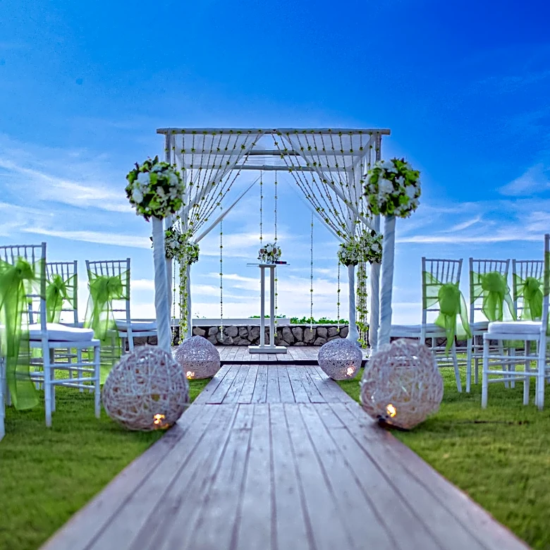 AnnaLynne McCord and Danny Cipriani Host "Elegant Bohemian" Backyard Wedding After Crowdfunding Accusations