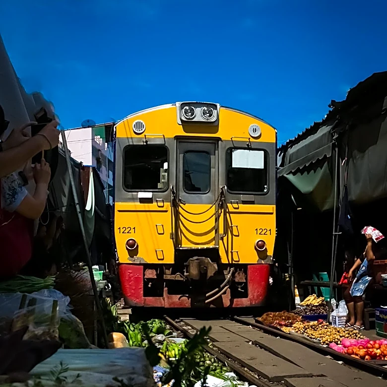 Budget Travel Strategies Emphasize Public Transportation and Local Cuisine for Cost Savings