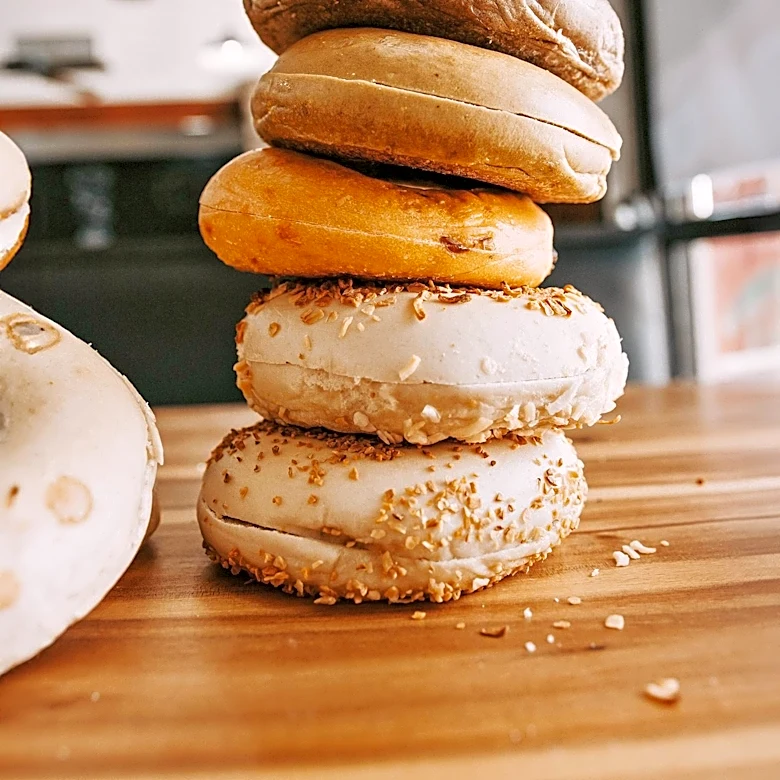PopUp Bagels Expands to Birmingham, Attracting Celebrity Investors