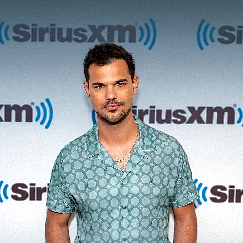 Tay Lautner Considers Naming First Child 'Taylor,' Citing Fan Pressure and Personal Preference