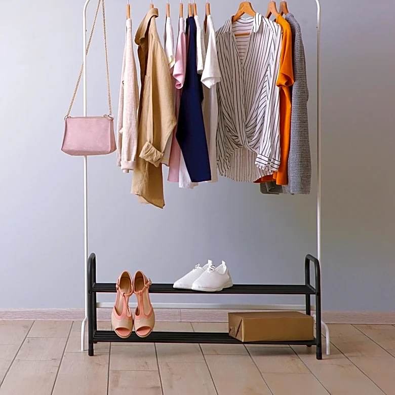Travel Capsule Wardrobe Strategy Promotes Lighter Packing and Versatile Outfits