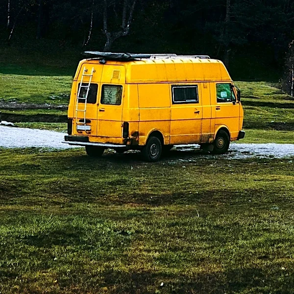 Van Life Community Embraces Mobile Living and Resource Sharing