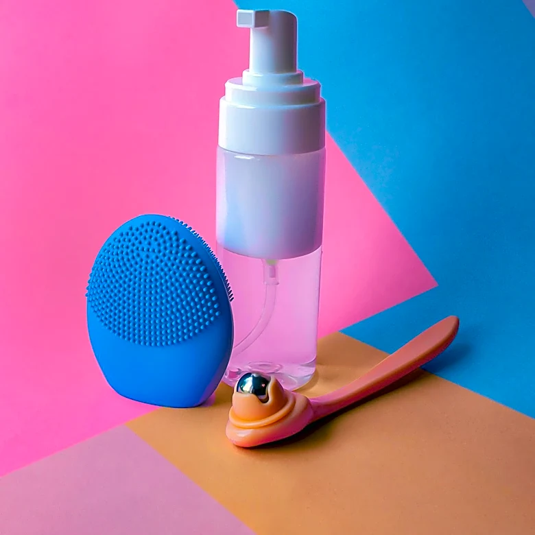 Skincare Routines for Oily Sensitive Skin Emphasize pH-Balanced Cleansers and Lightweight Hydration