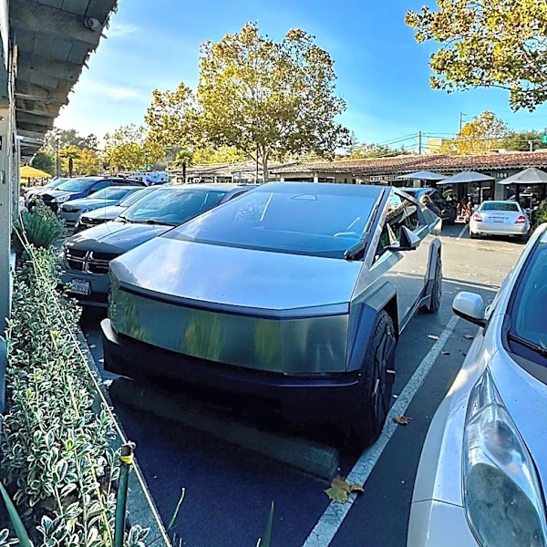Tesla Robotaxis Receive New Mini-Map Vehicle Icon, Indicating Future FSD Updates for Consumers