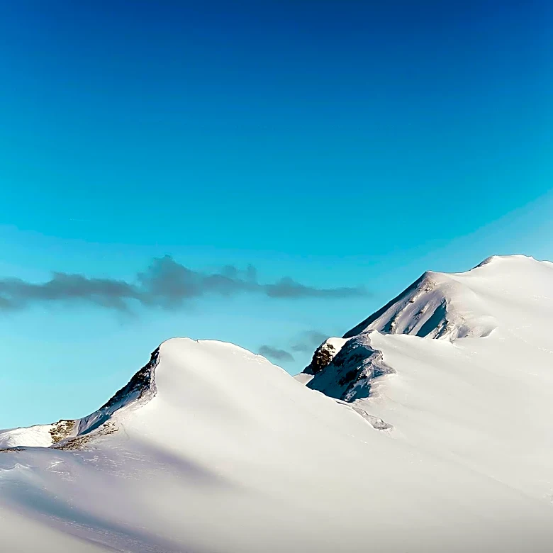 Minimalist Photography Emphasizes Intentional Composition and Distraction Removal in Winter Landscapes