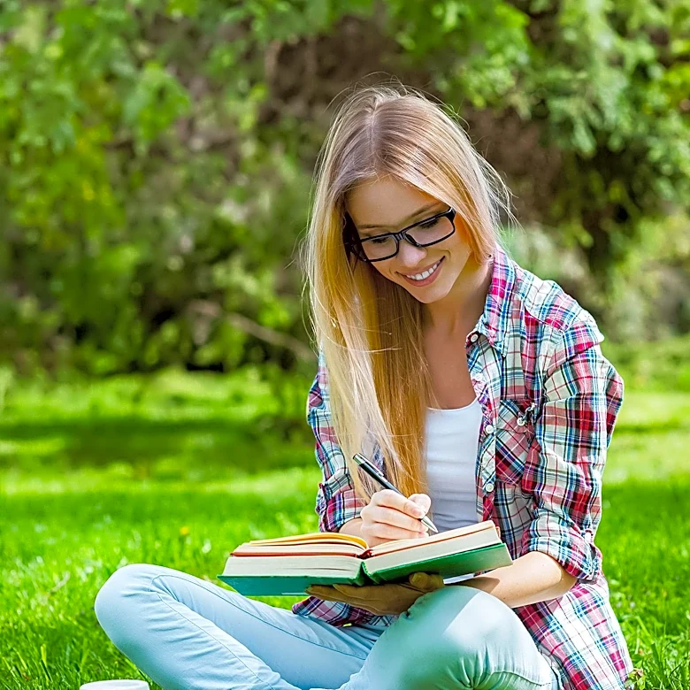 Eckerd College Launches 'SWELL' Initiative with Screen-Free Junk Journaling to Enhance Student Well-being