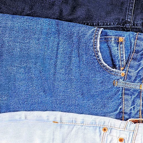 Levi Strauss Co. Receives 'Moderate Buy' Rating from Analysts Amidst Financial Performance and Insider Trading
