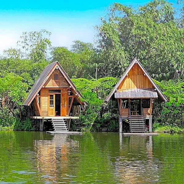 Bali's Iconic Bamboo Villas Remain Accessible to Tourists Despite Past Ban Rumors, Airbnb Confirmed as Strategic Partner