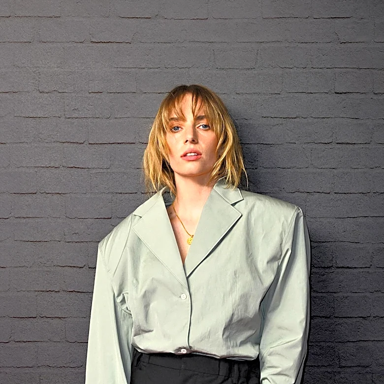 Maya Hawke Discusses Uma Thurman's Advice on Quentin Tarantino and Childhood Experiences on Film Sets