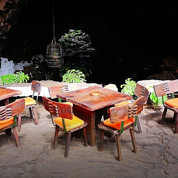 Arizona Restaurants Offer Unique Dining Experiences with Themed Entertainment and Historic Settings