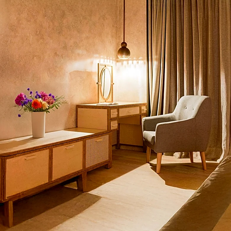 Flattering Lighting Techniques Enhance Appearance and Room Atmosphere