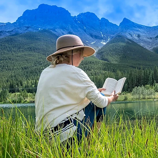 Colorado Springs Establishes Silent Book Club Chapter for Community Reading