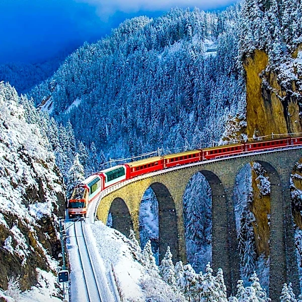 Rocky Mountaineer Train Offers Luxury Journey Through Canadian Rockies from Vancouver