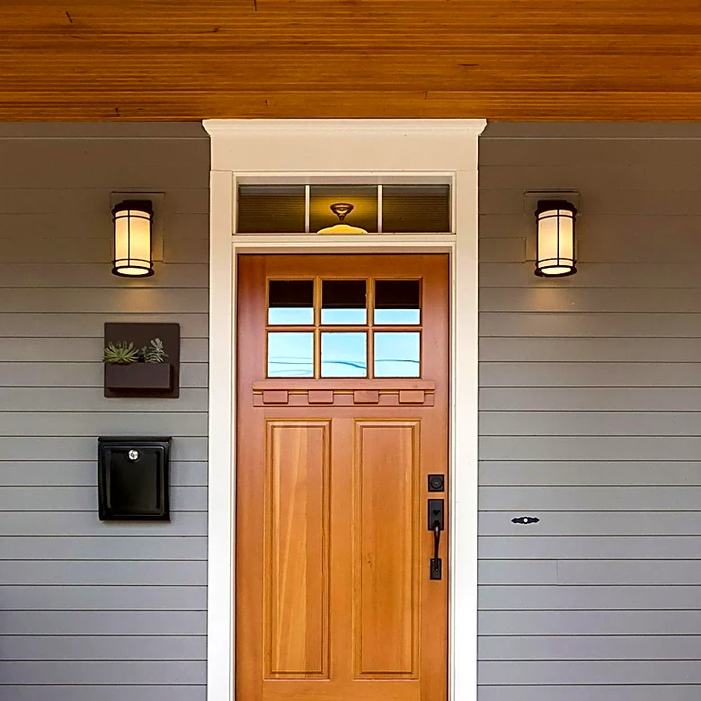 Modern Farmhouse Exterior Lighting Design Prioritizes Functionality and Warmth for Welcoming Entries