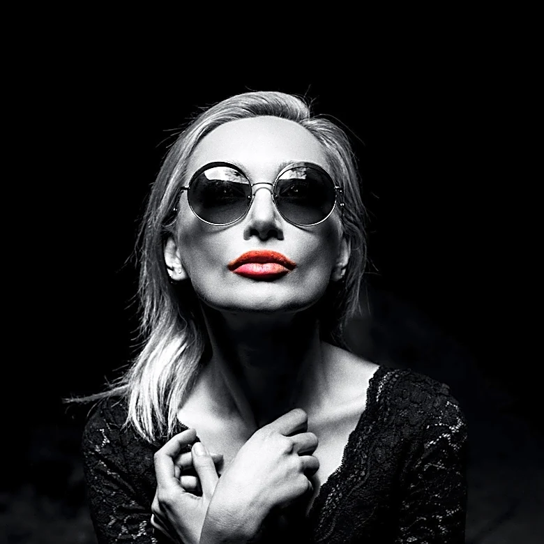 Cate Blanchett Urges Theatergoers to Cease Filming During Live Performances