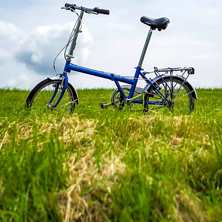 Folding Bikes Offer Practical Benefits for Daily Commuting and Urban Travel