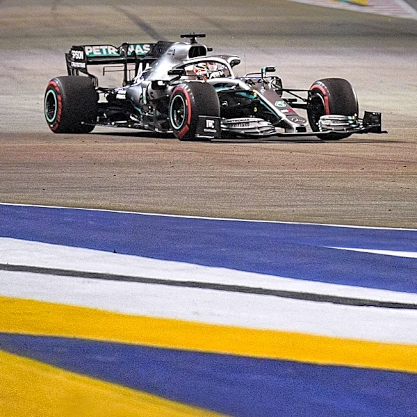 Ferrari Mechanics' Gesture at 2023 Singapore GP Influenced Lewis Hamilton's Move