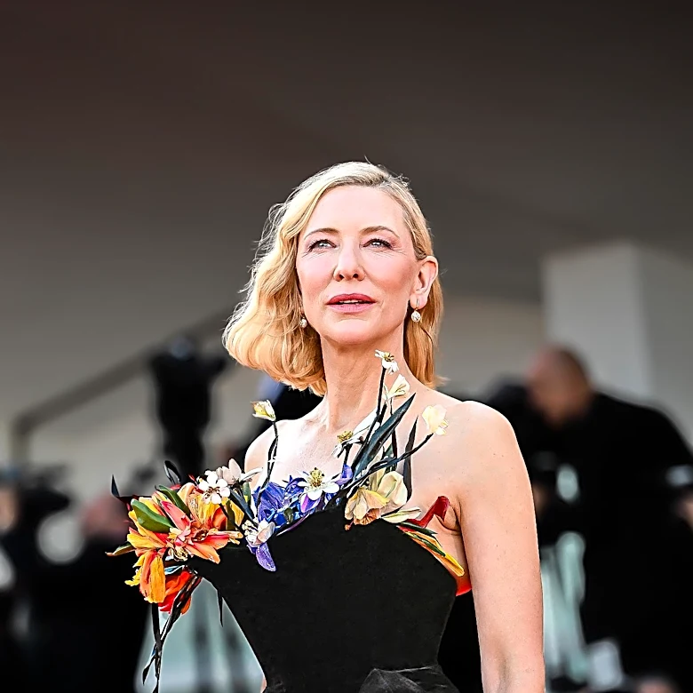 Cate Blanchett Requests Audience to Cease Filming During London Performance