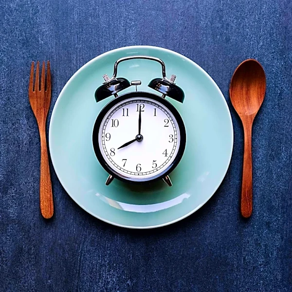 Intermittent Fasting Offers Similar Weight Loss to Calorie Counting with Different Behavioral Impacts