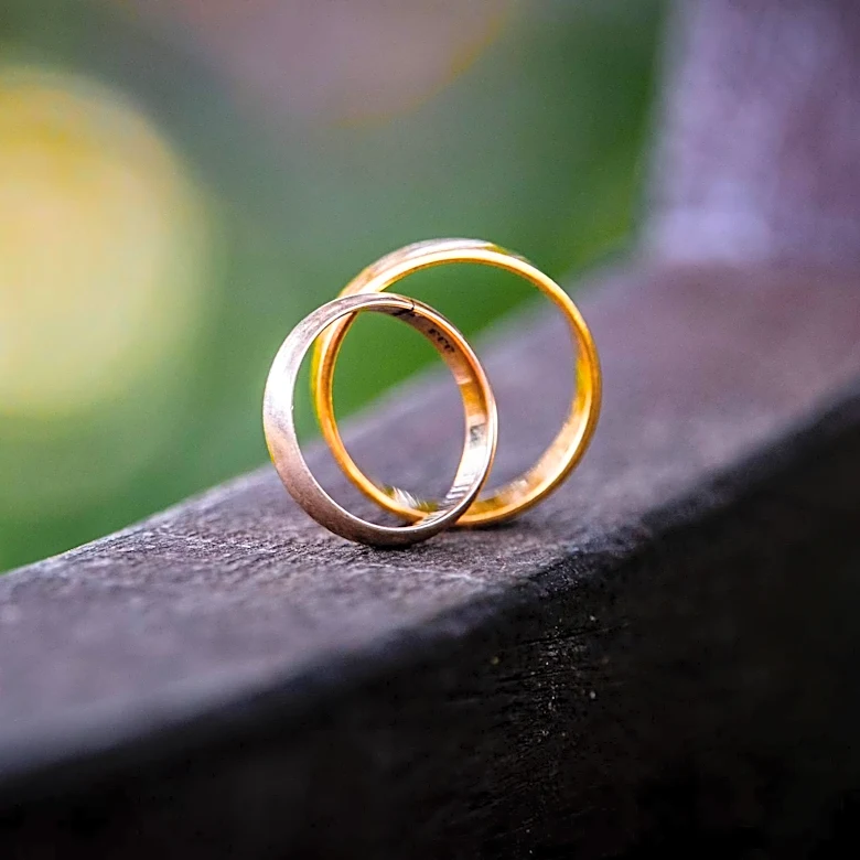 Journalist Reflects on Interfaith Marriage and Parental Expectations, Highlighting Generational Shifts in Jewish Identity