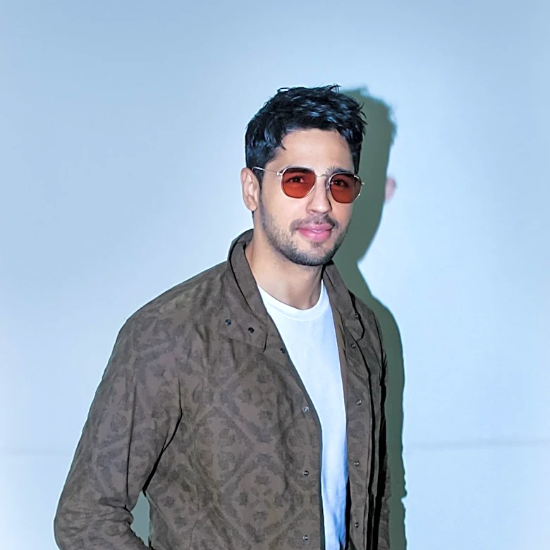Sidharth Malhotra Discusses Ghost Stories and Childhood on Netflix's 'The Great Indian Kapil Show'
