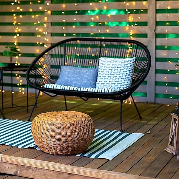 DIY Wooden-Batten Screen Transforms Balconies into Functional Outdoor Spaces