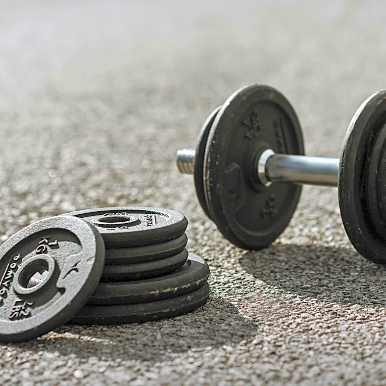 Strength Training Offers Comprehensive Health Benefits, No Performance Difference Between Free Weights and Machines
