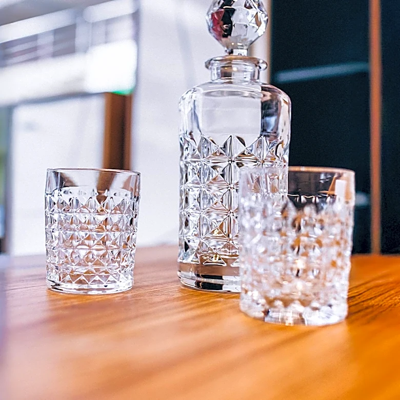Crackle Glass Decanters Highlight Artistry and Historical Craftsmanship in Whiskey Serving