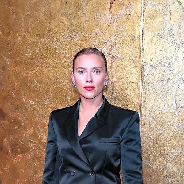 Scarlett Johansson's 2020 Golden Globes Red Dress Draws Fan Attention