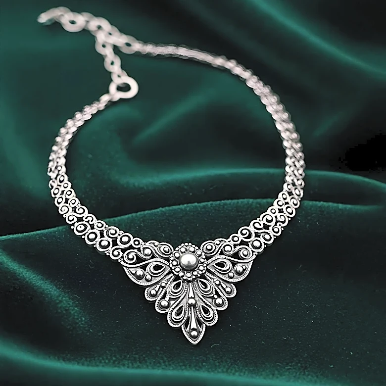 Art Nouveau Jewelry Design Emphasizes Organic Forms and Fluidity