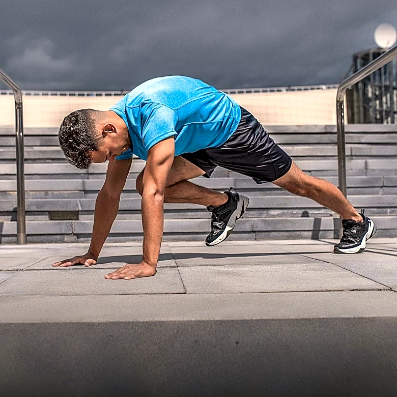 Mountain Climbers Highlighted as Versatile Full-Body Bodyweight Exercise for Fitness and Weight Loss