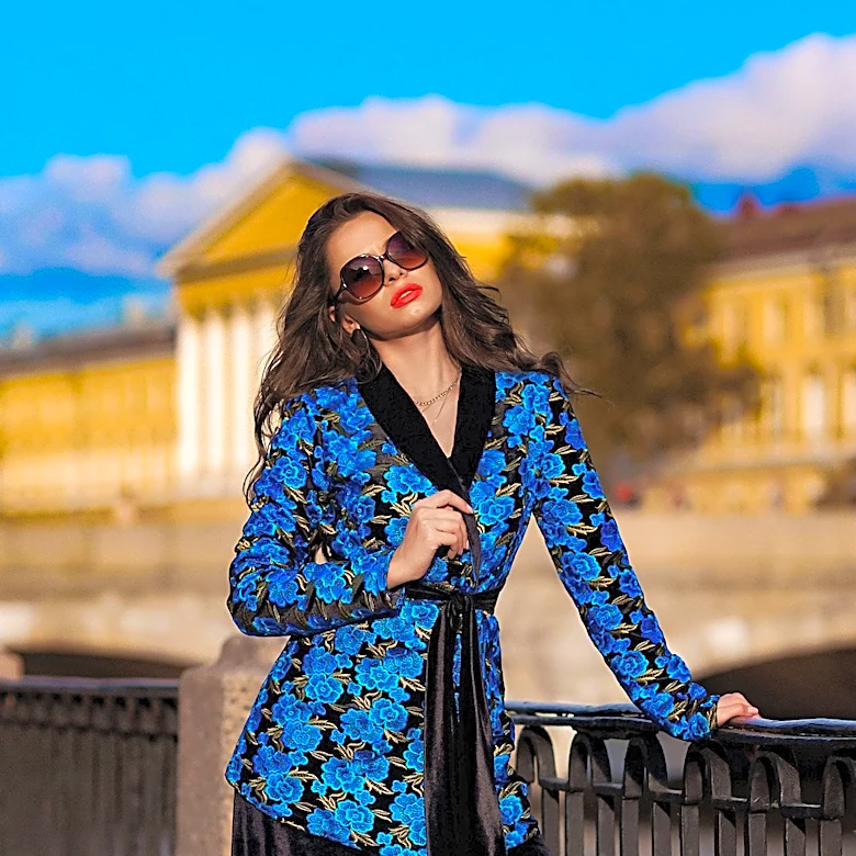 Jacquard Jackets and Floral Blouses Paired with Jeans Emerge as Fashion Trend