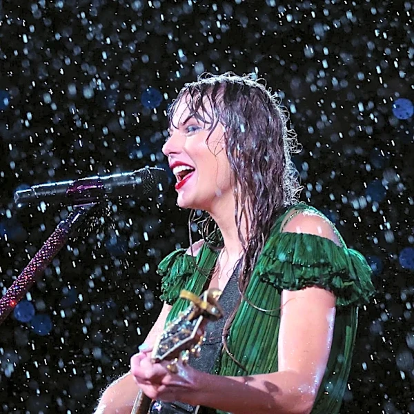 Taylor Swift Makes Surprise Appearance on SNL for Dakota Johnson's Birthday