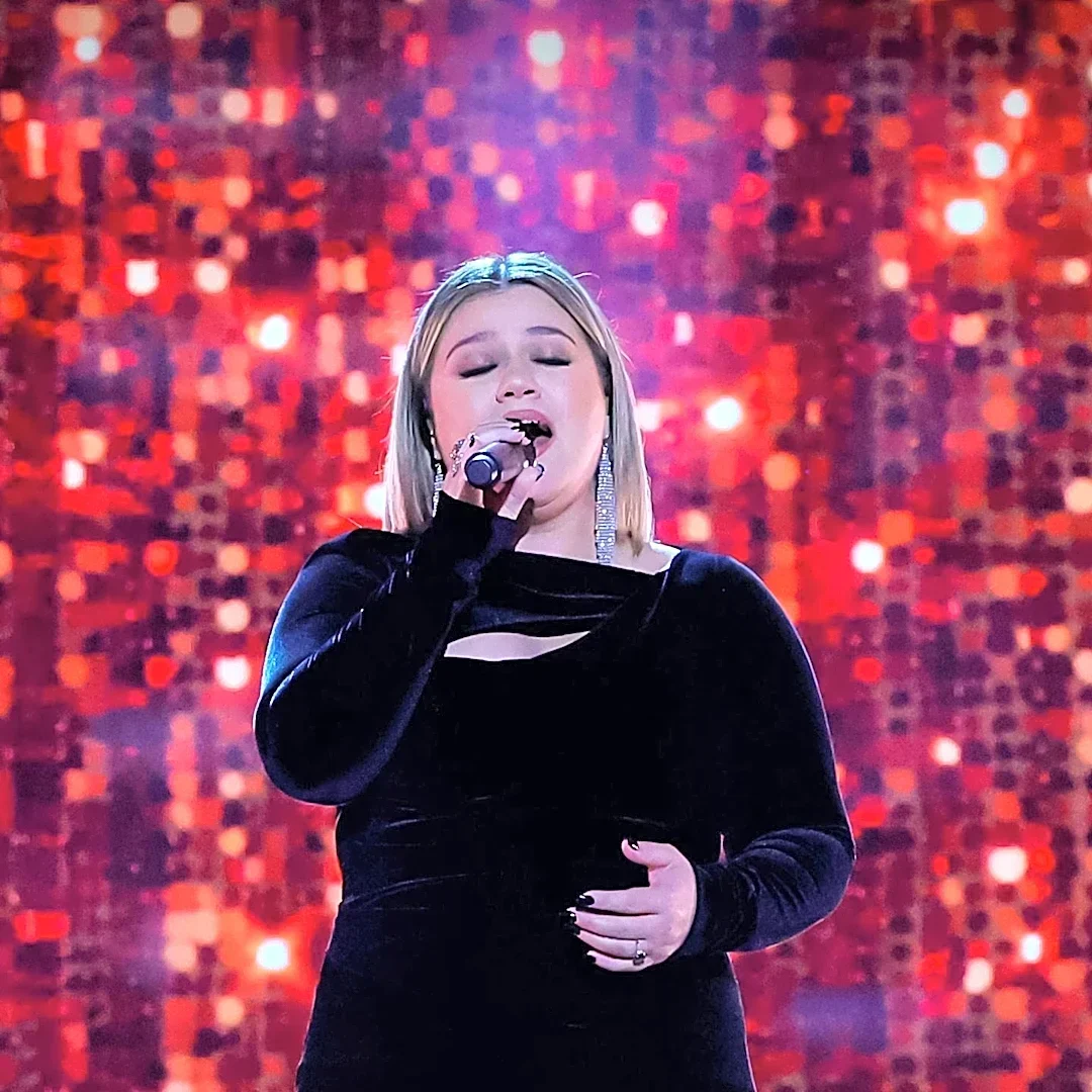 Video Released of Kelly Clarkson's Controversial Art of Play Store Interaction