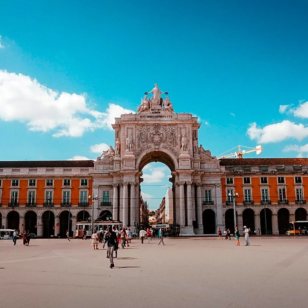 Canadians Explore Portugal as a Snowbird Destination, Highlighting Cultural and Urban Appeal