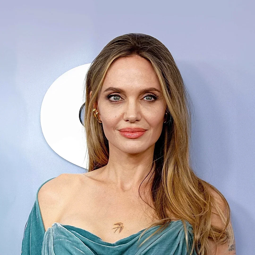 Angelina Jolie's Handwritten Note Sparks Online Discussion Over Legibility