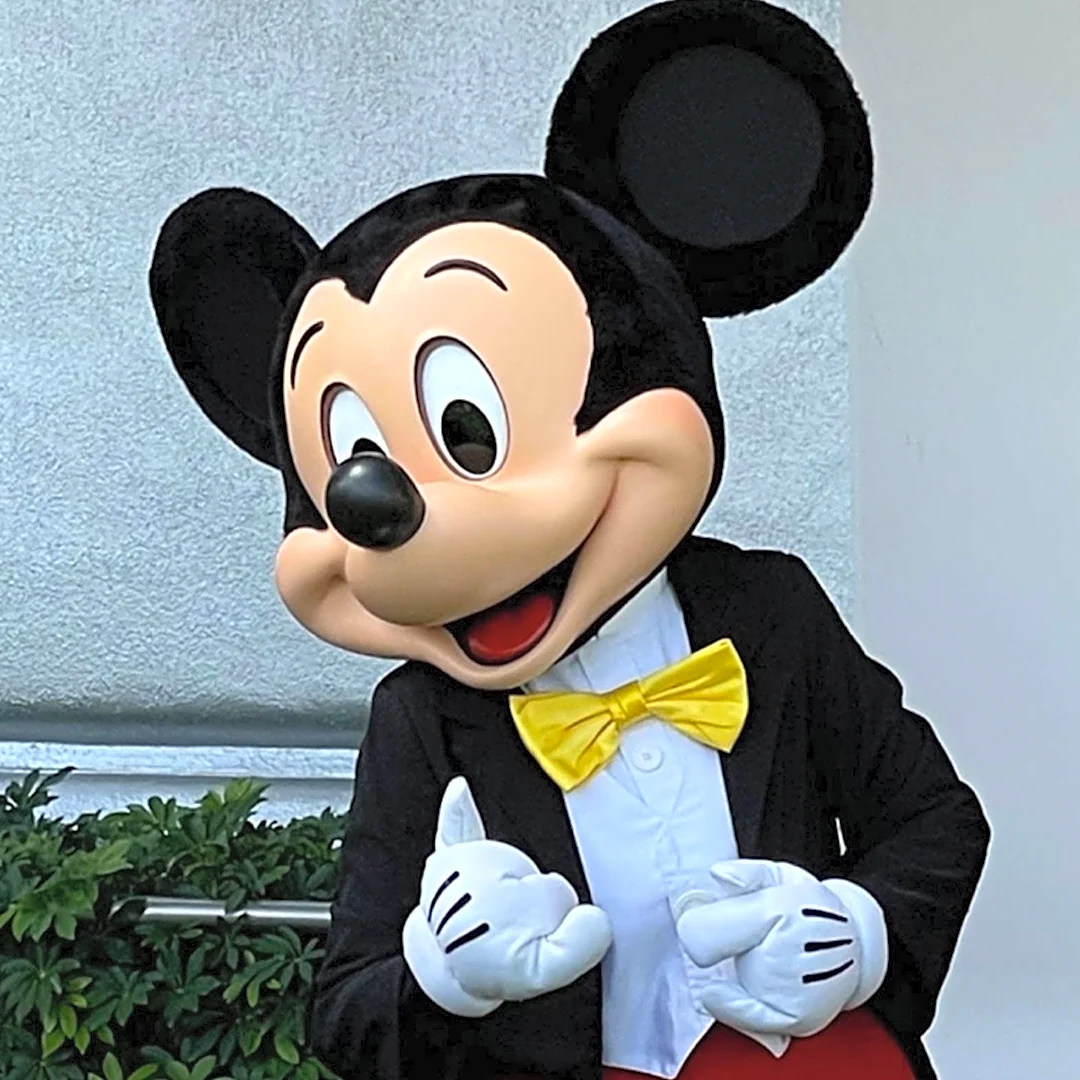 Chef Mickey's at Disney's Contemporary Resort Offers Character Dining Experience with Buffet