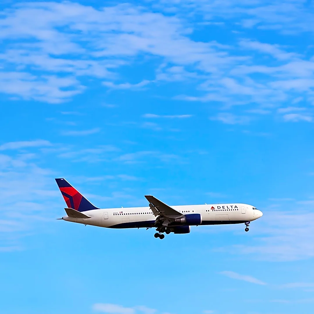 Delta CEO Ed Bastian Affirms Two-Pilot Cockpit Policy Amid AI Advancements