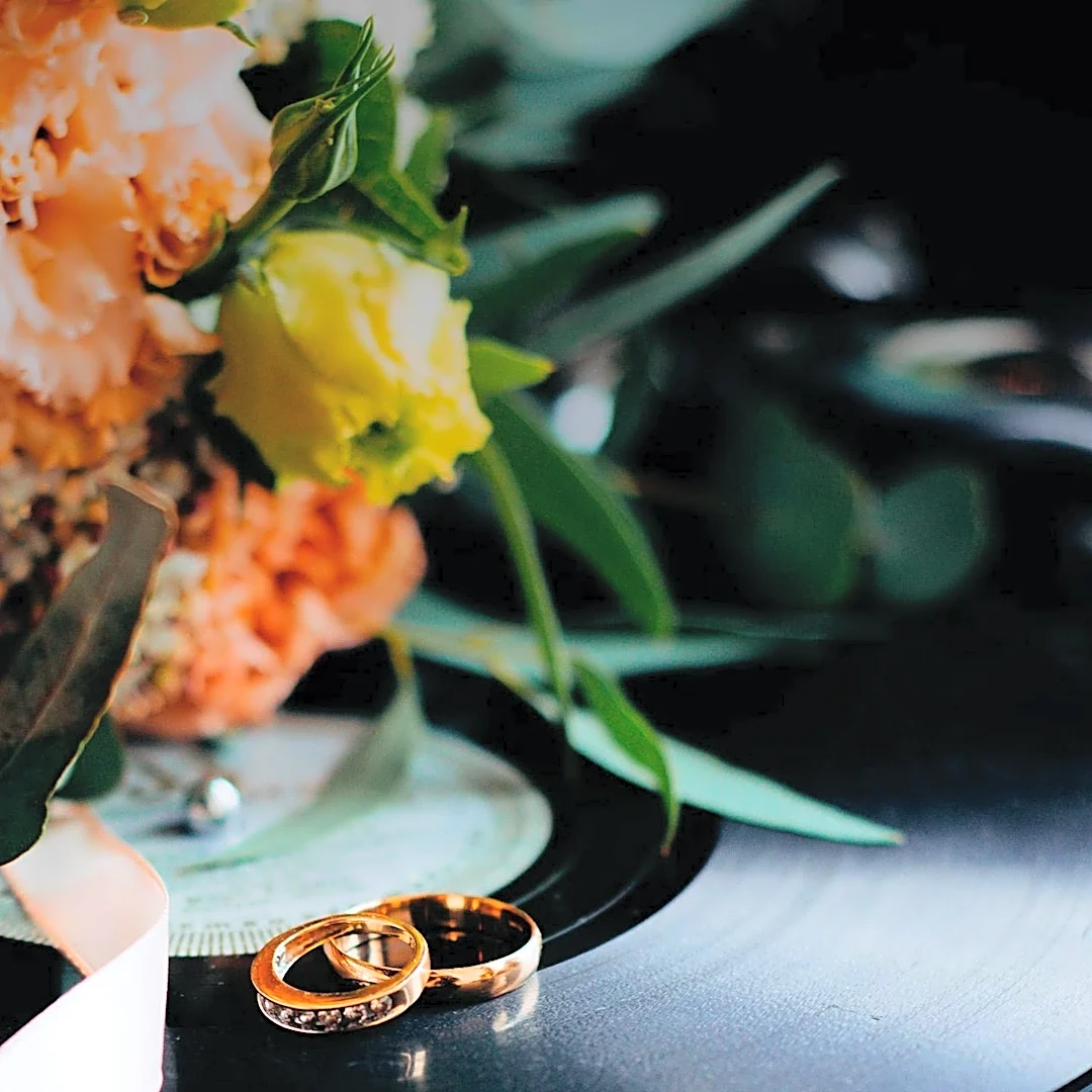 American Songwriter Highlights Three 1970s One-Hit Wonders Ideal for Wedding Playlists