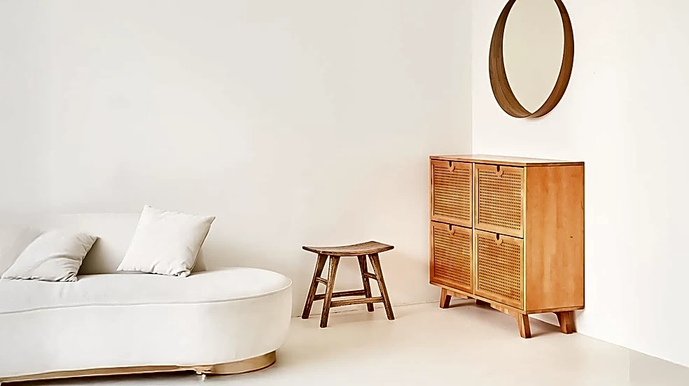 Minimalist Living Trend Emphasizes Clutter-Free Spaces and Natural Materials