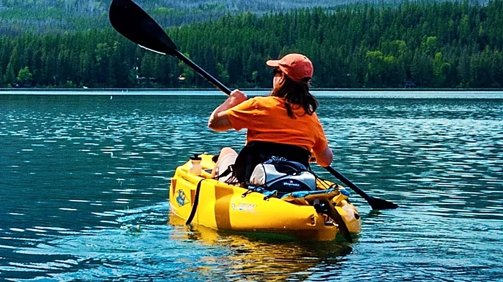 OutdoorFamilyCamping Releases Beginner's Guide to Basic Kayaking Strokes for Lake Paddling