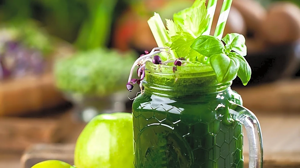 Green Juices and Smoothies: Health Benefits and Risks Explored
