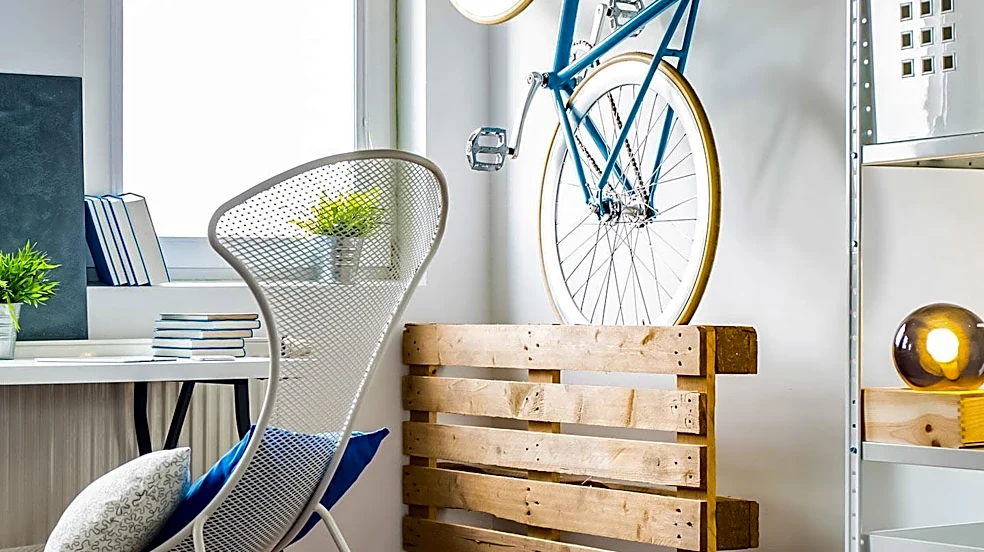 Studio Apartment Design Emphasizes Zoning and Multi-functional Furniture for Clutter-Free Living