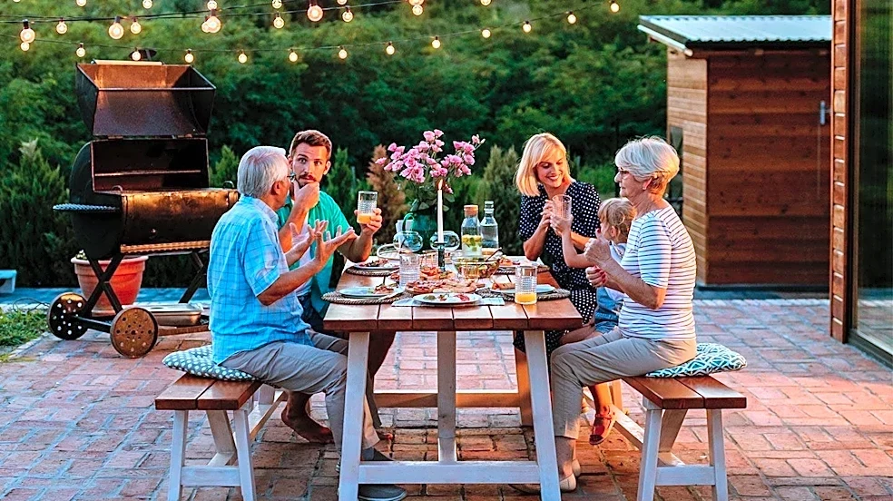 Kansas City Steaks Offers White Cheddar Bratwurst for Summer Grilling and Gatherings