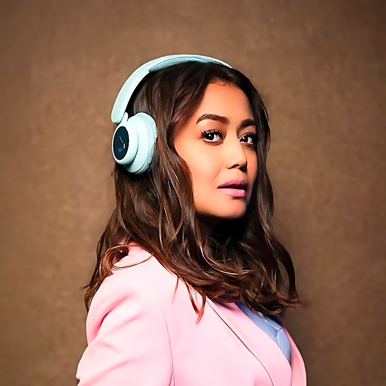 Celebrities Embrace Wired Headphones as a Resurgent Y2K Trend