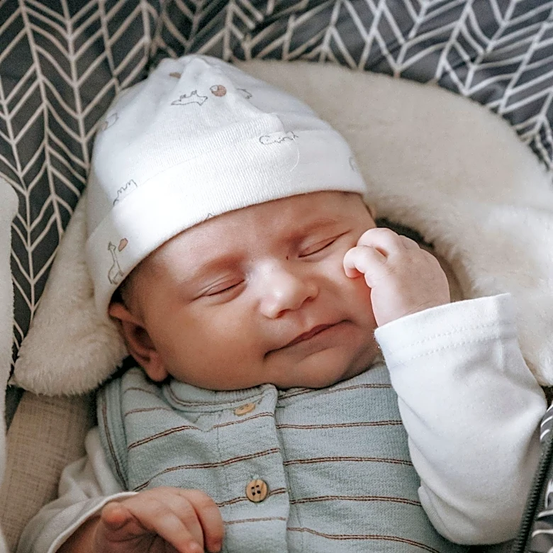 Pediatricians Advise on Sleep Training Readiness for Infants, Emphasizing Health and Nutritional Needs