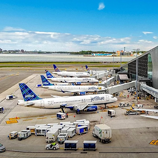 JetBlue Airways Exceeds Q3 Revenue Expectations, Forecasts Continued Growth Amidst Fuel Cost Headwinds