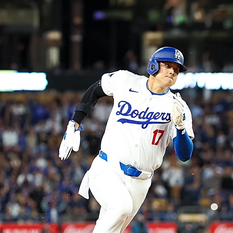 Shohei Ohtani Shares Photos of Dog Bathing During Offseason