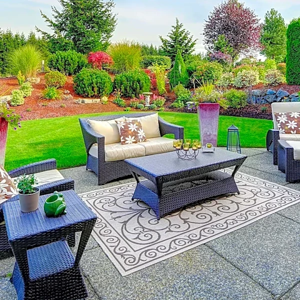 Garden Seating Area Design Emphasizes Plant Integration and Comfort for Backyard Retreats