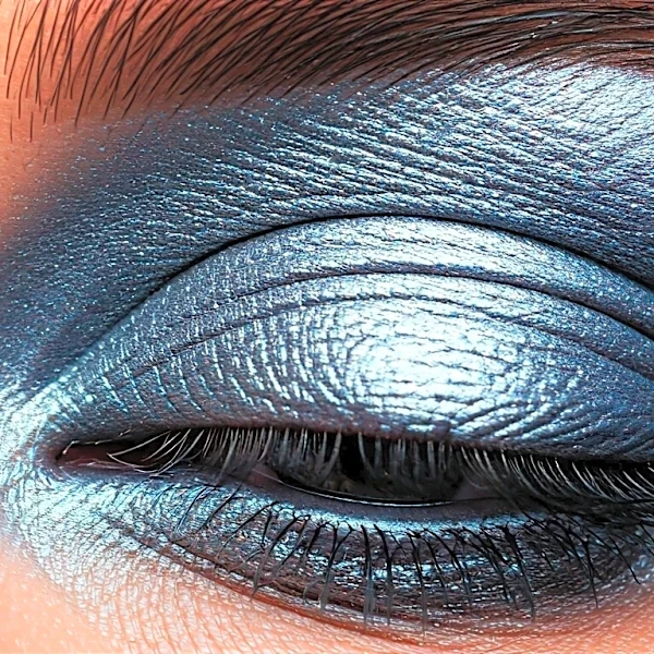 Why Metallic Eyeshadow Works Harder Under American Music Awards Lighting
